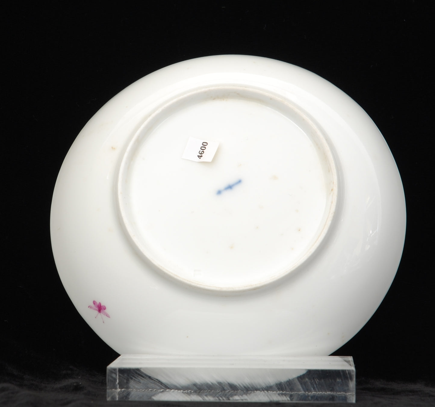 Saucer: Puce flowers.