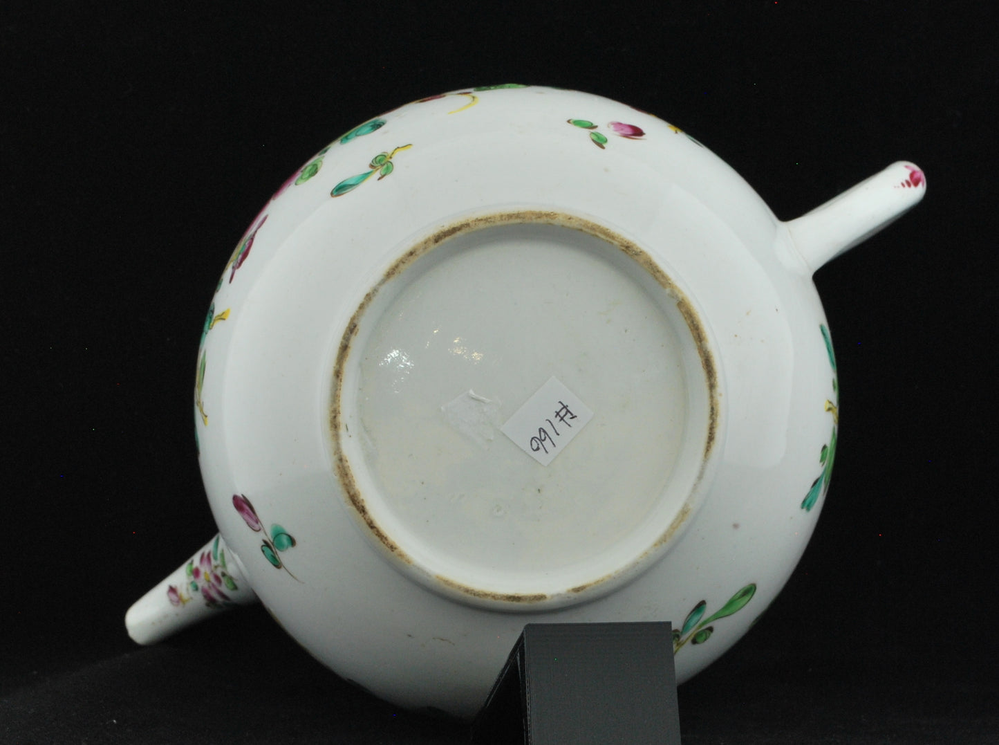 Large tea, or punch, pot; famiille rose
