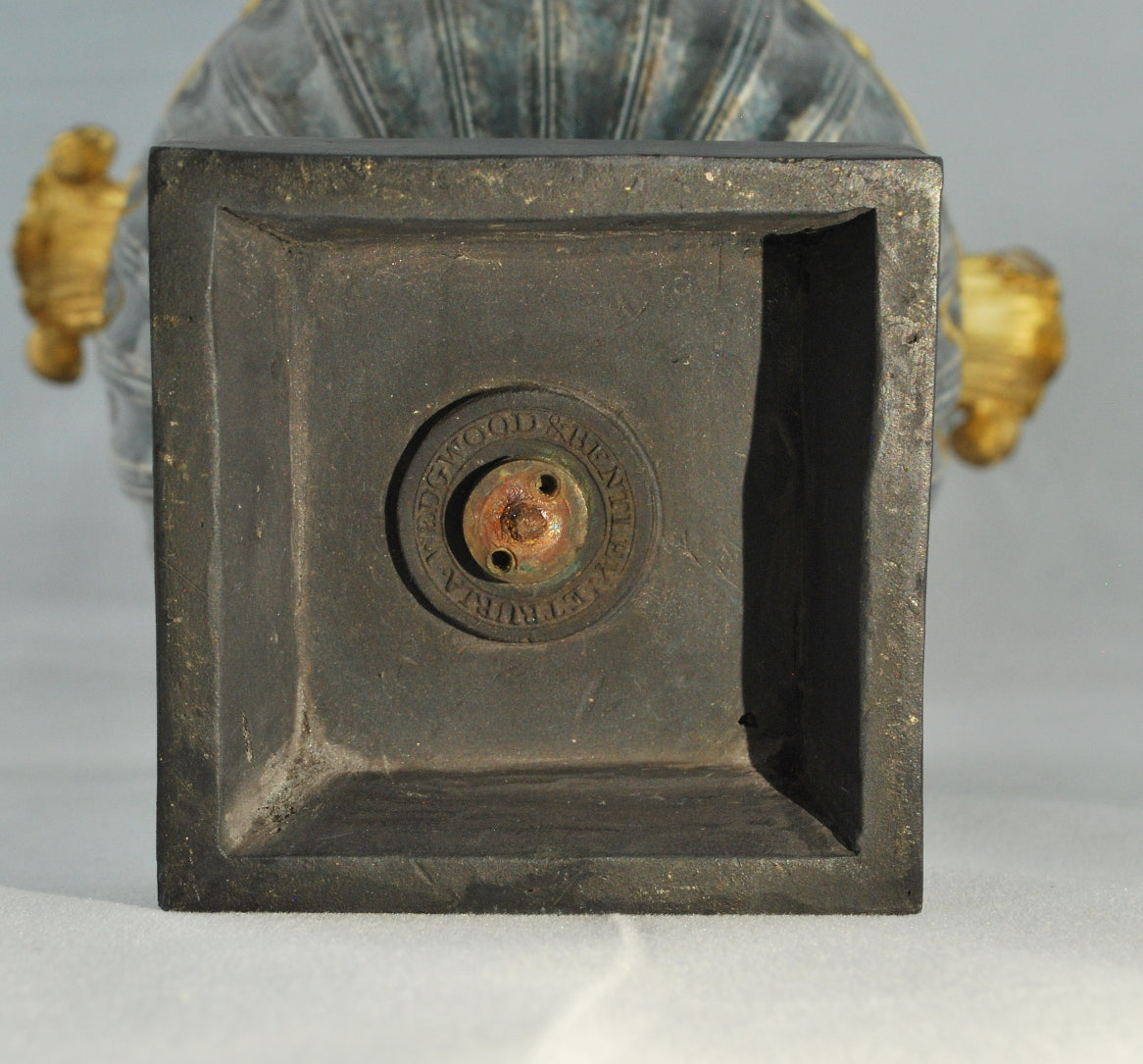 Shield-shaped vase, porphyry, gilt